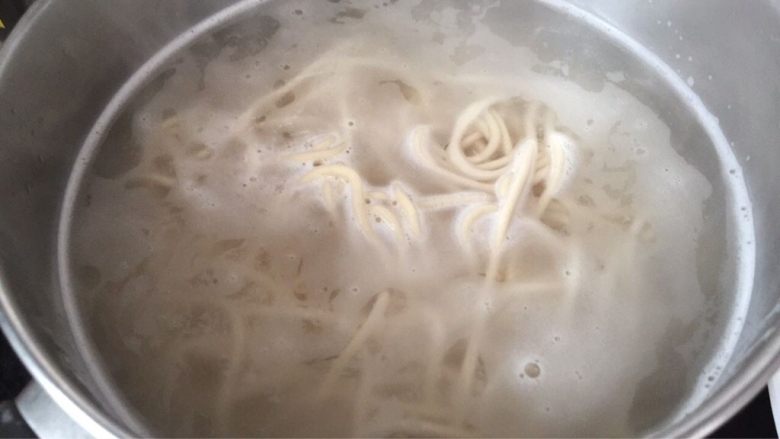 花生酱凉拌面,面条做好后,锅里放水烧开,放入面条再次煮开;