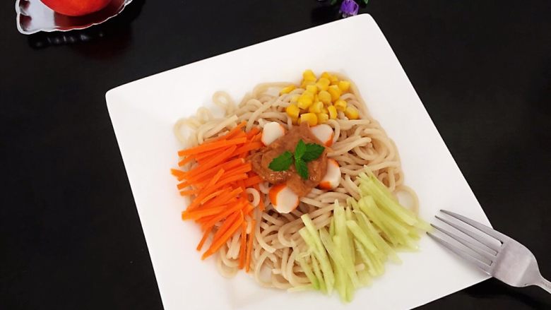 花生酱凉拌面,最后在上面加点花生酱即可拌着食用!