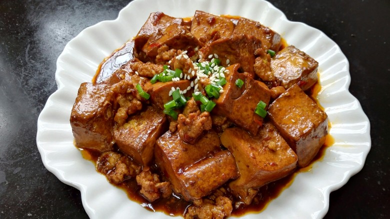 肉末豆腐,撒上熟<a style='color:red;display:inline-block;' href='/shicai/ 678'>白芝麻</a>和葱花点缀