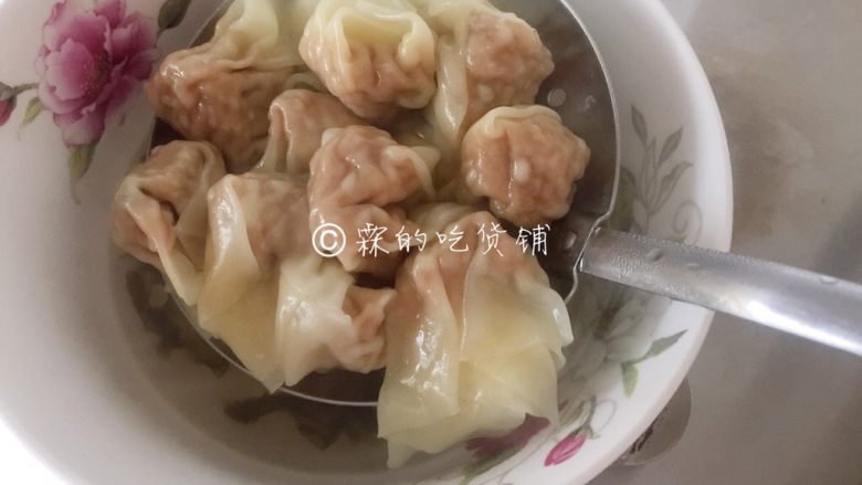上海三鲜小馄饨,捞出馄饨,放入加好调料的碗里。