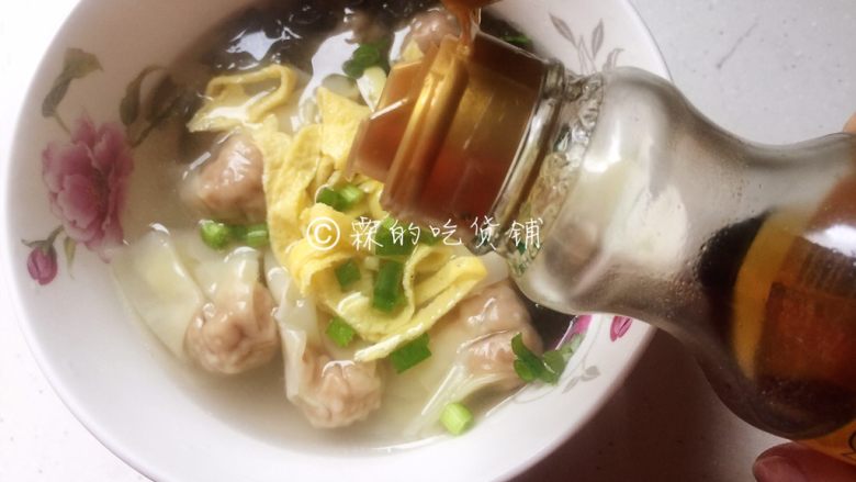 上海三鲜小馄饨,撒上葱花,挑一筷子猪油或者倒上点香油,就OK啦。