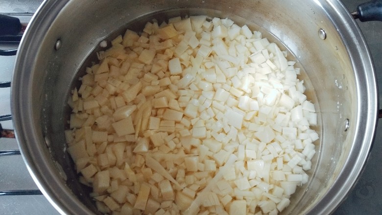 花生笋豆,洗净,这样笋丁就没有涩味了。