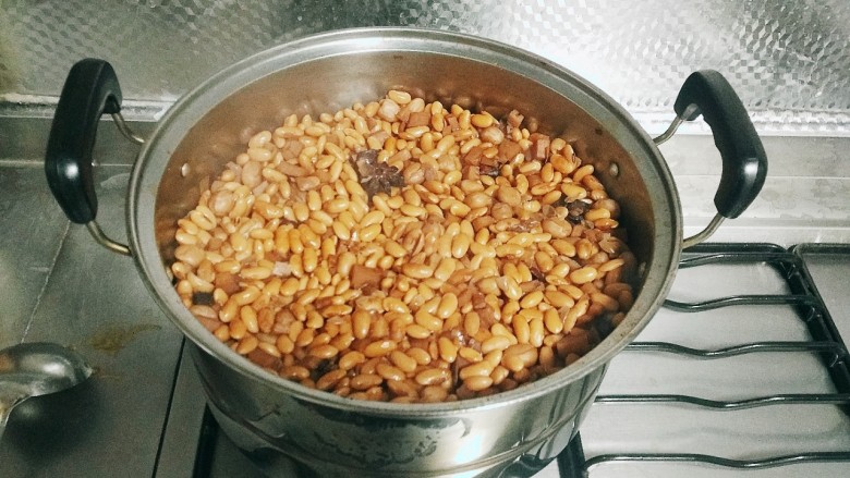 花生笋豆,大火开后,小火2个半小时后至花生黄豆酥烂即可收汁。