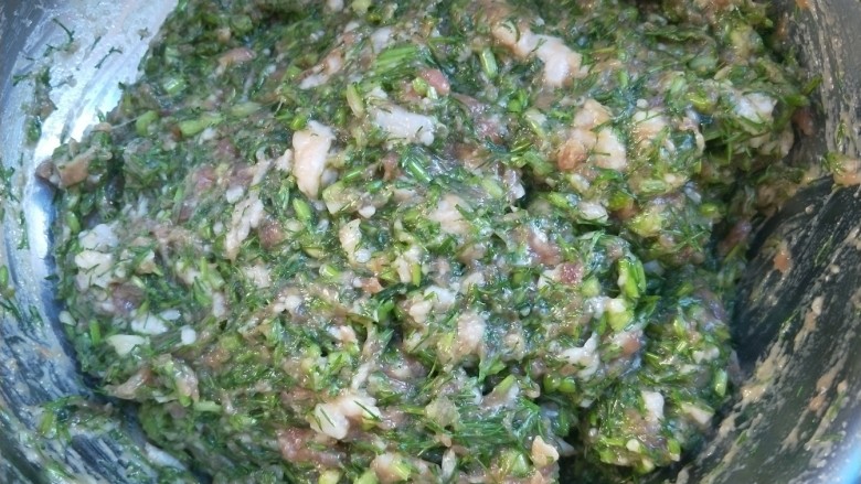 猪肉茴香包,把茴香加入肉馅里,搅拌均匀,然后盖保鲜膜放进冰箱冷藏。