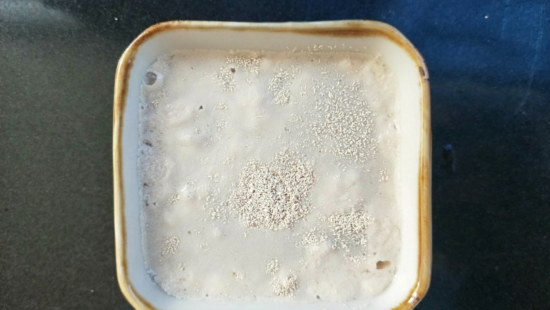 猪肉茴香包,2.5克酵母,5克白糖,用不烫手的温水融化开。静置几分钟。