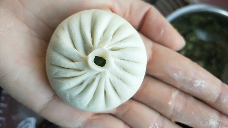 猪肉茴香包,包成包子。这种是金鱼嘴收口。捏褶子的过程没有拍下来。因为是一个人制作。包的时候两只手配合,左手拖住,右手大拇指捏住一个固定点不动,食指一点一点往前捏,左手食指可以辅助,最后捏拢收口。文字可能比较难描述,具体捏褶子的手法可以百度查看教学视频。