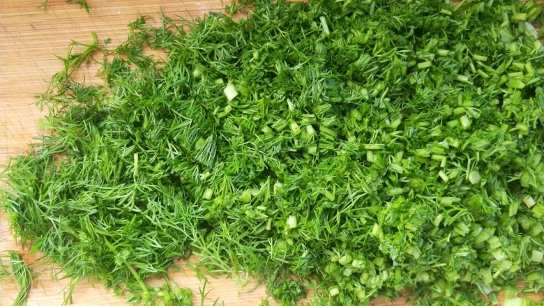 猪肉茴香包,茴香去根,去掉前头一段硬梗,然后切碎。