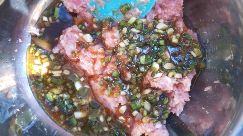 猪肉茴香包,把碗汁倒入肉馅里,加15ml清水,一个蛋清,顺时针搅拌均匀。