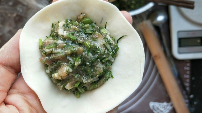 猪肉茴香包,包上馅,不要太满也不要太少,边缘留边。