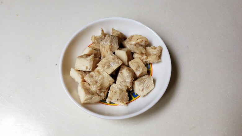 玉米片鸡胸水果沙拉,蒸烤鸡胸放入蒸锅蒸五分钟,切成丁