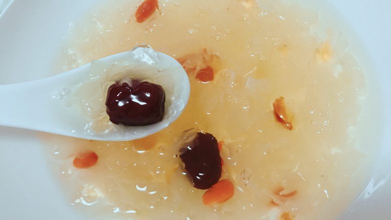 桃胶红枣银耳羹 ♥︎,喜欢吃雪耳稠一点的 可以煲久点