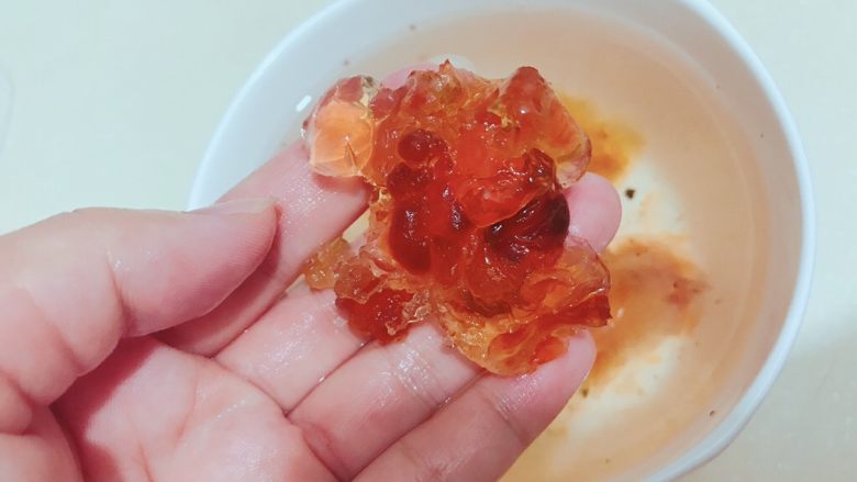 桃胶红枣银耳羹 ♥︎,这是差不多泡好的桃胶
桃胶先放下锅大火煲十分钟 ➕红枣
接着放银耳煲半个钟
冰糖枸杞最后五分钟放