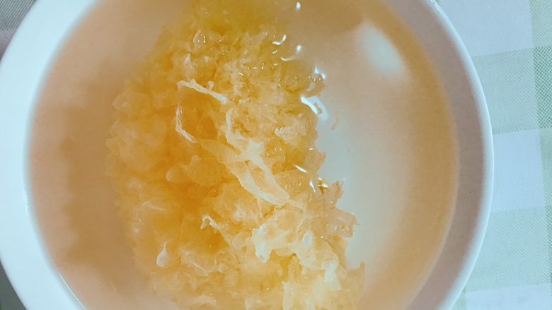 桃胶红枣银耳羹 ♥︎,银耳泡10分钟就可以 泡好切碎 不然煲起来很大块