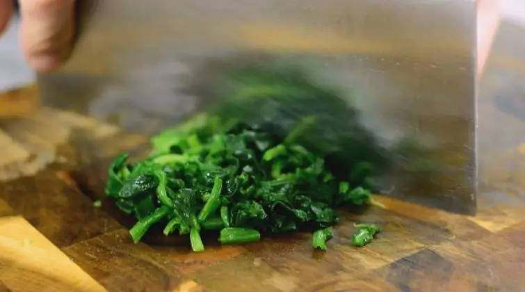 普通水蒸蛋已经过时,现在要做就做高营养,超美味的菠菜虾仁蒸蛋!,过凉，挤干水分，切末铺碗底备用

