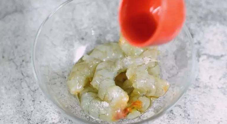 普通水蒸蛋已经过时,现在要做就做高营养,超美味的菠菜虾仁蒸蛋!,加入盐、料酒，抓匀腌制