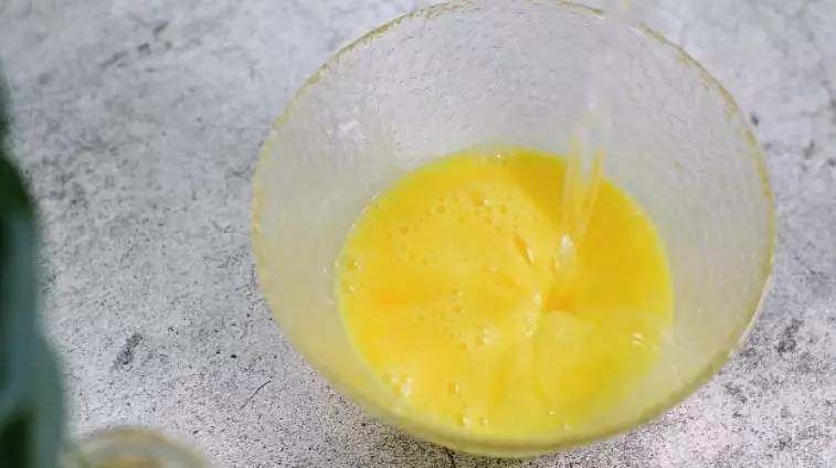 普通水蒸蛋已经过时,现在要做就做高营养,超美味的菠菜虾仁蒸蛋!,碗中打入<a style='color:red;display:inline-block;' href='/shicai/ 9'>鸡蛋</a>，加入清水，打匀