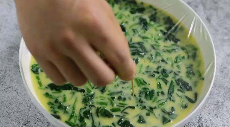 普通水蒸蛋已经过时,现在要做就做高营养,超美味的菠菜虾仁蒸蛋!,铺上保鲜膜，用牙签戳气孔，上锅蒸10分钟