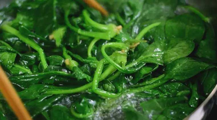 普通水蒸蛋已经过时,现在要做就做高营养,超美味的菠菜虾仁蒸蛋!,<a style='color:red;display:inline-block;' href='/shicai/ 117'>菠菜</a>下锅焯水