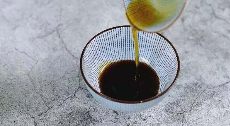 普通水蒸蛋已经过时,现在要做就做高营养,超美味的菠菜虾仁蒸蛋!,碗中加入<a style='color:red;display:inline-block;' href='/shicai/ 864'>蒸鱼豉油</a>，<a style='color:red;display:inline-block;' href='/shicai/ 847'>香油</a>、净水，拌匀