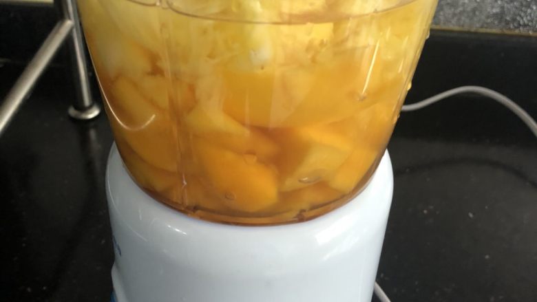 菠萝芒果汁,装好搅拌机,搅打40秒左右。