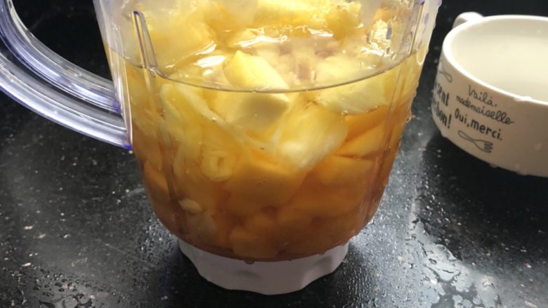 菠萝芒果汁,把菠萝粒,芒果丁一起放入搅拌机里,加入300ml冷好的白开水,喜欢甜的可以加点白糖。