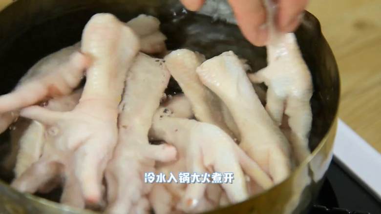 美美的一盘下酒菜,啃就完了,冷水入锅,大火煮开后捞出沥干。