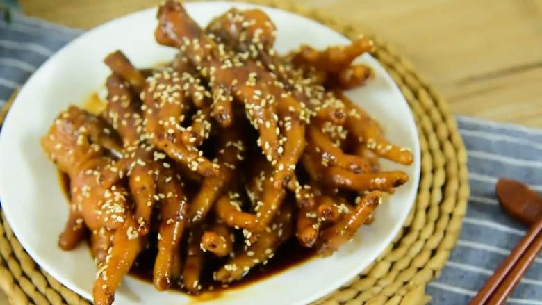 美美的一盘下酒菜,啃就完了,超级入味软糯黏牙的黑胡椒鸡爪。