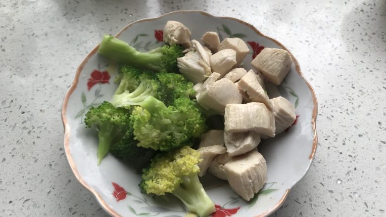 藜麦鸡胸杂蔬沙拉,重新开锅,把花椰菜、鸡胸焯水煮熟。再煮个溏心蛋