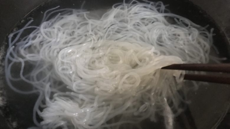 杂蔬炒魔芋面,开水下魔芋面焯水,焯几分即可捞出备用
