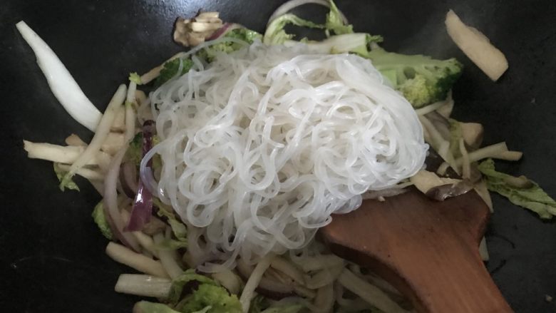 杂蔬炒魔芋面,菜炒到7分熟时,加入魔芋面