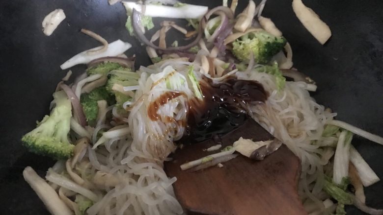 杂蔬炒魔芋面,加入蚝油,生抽调味。我口轻,蚝油生抽都有盐,所以不再加盐。如果你口重的话,就放些盐及其他调料。
