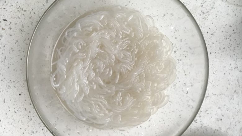 杂蔬炒魔芋面,把魔芋面倒出,解开魔芋结