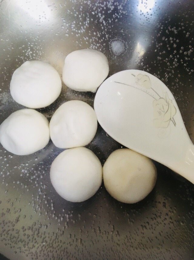 咸汤圆,要不停的用勺子轻轻搅动搅动,防止汤圆粘锅