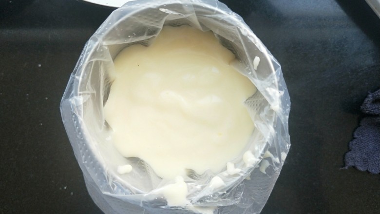 小熊酸奶软饼,裱花袋套在一个杯子里,然后把面糊倒进去。剪一个小口。