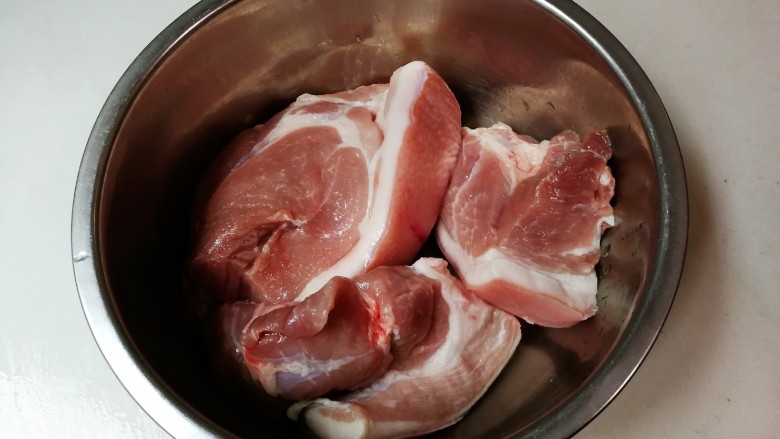 焖前腿肉,前腿肉清水浸泡半小时,沥干水