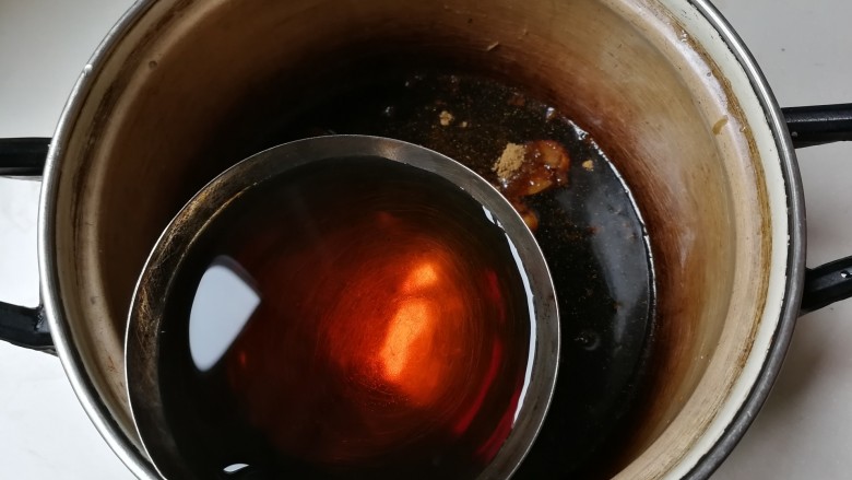焖前腿肉,放入两大勺<a style='color:red;display:inline-block;' href='/shicai/ 718'>料酒</a>,一大勺热水