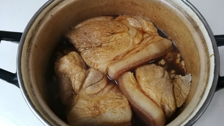 焖前腿肉,翻面再烧二十分钟，大火收汁