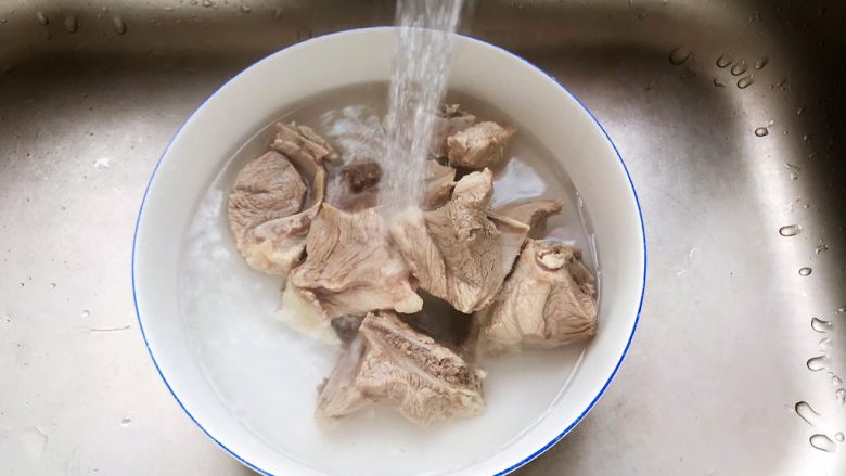 菌菇玉米扇骨汤(高压锅版),捞出煮好的扇骨,用流动水冲洗干净表面的浮沫