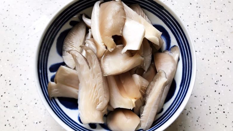 菌菇玉米扇骨汤(高压锅版),菌菇洗净,撕成小朵