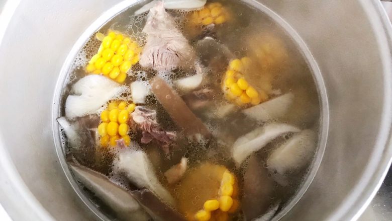 菌菇玉米扇骨汤(高压锅版),继续大火煮5分钟(不用盖上锅盖)