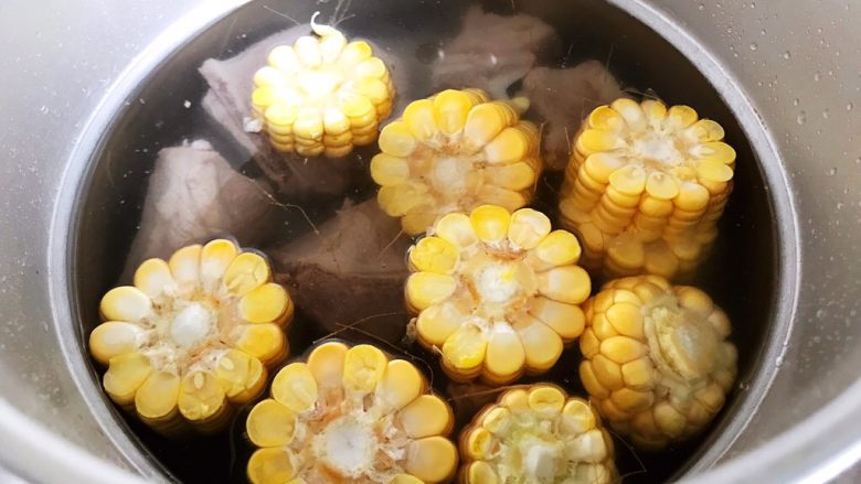 菌菇玉米扇骨汤(高压锅版),加适量清水,我加了锅体的二分之一