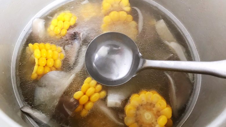 菌菇玉米扇骨汤(高压锅版),搅拌均匀