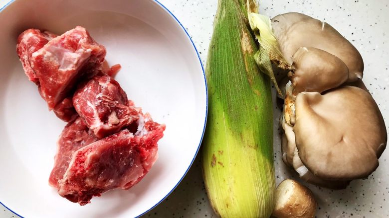 菌菇玉米扇骨汤(高压锅版),首先我们准备好所有食材