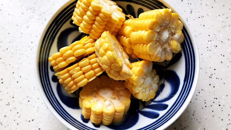 菌菇玉米扇骨汤(高压锅版),<a style='color:red;display:inline-block;' href='/shicai/ 500'>玉米</a>剥去外衣,洗净之后切成段