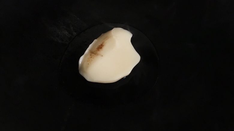 青椒炒笋片,锅烧热放入猪油(炒素菜一般用猪油会比较好吃 个人认为哈哈)