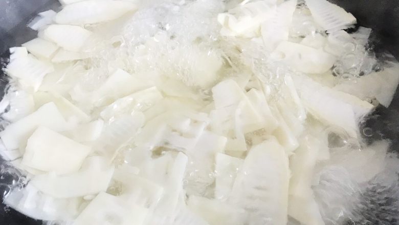 青椒炒笋片,大火煮沸(苦笋焯水加盐可以去除部分的苦涩滋味)
