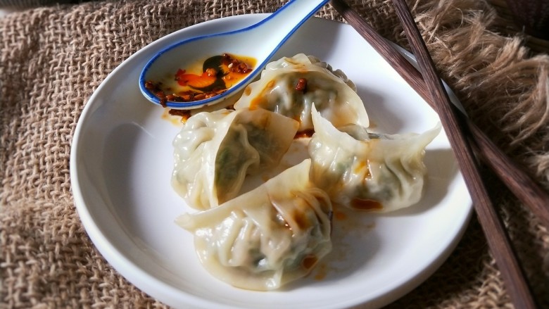 猪肉茴香包,买来的饺子皮再擀薄,蒸出来就会有一些透明。