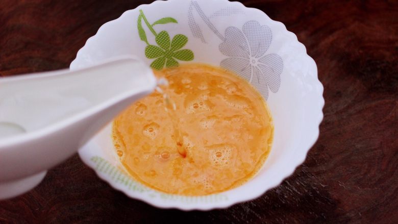 鹅蛋肉末羹,搅拌均匀的鹅蛋液里分次加入鹅蛋液等量的温水,我称了称这个鹅蛋是120克,所以加入了120克温水。