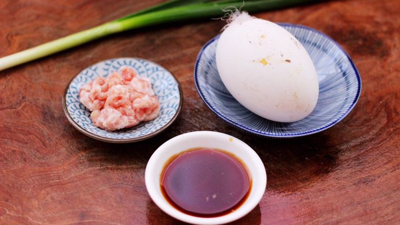 鹅蛋肉末羹,首先备齐所有的食材,因为前几天卤了肉,所以赶紧消耗卤肉汤,没有卤肉汤可以用生抽代替。
