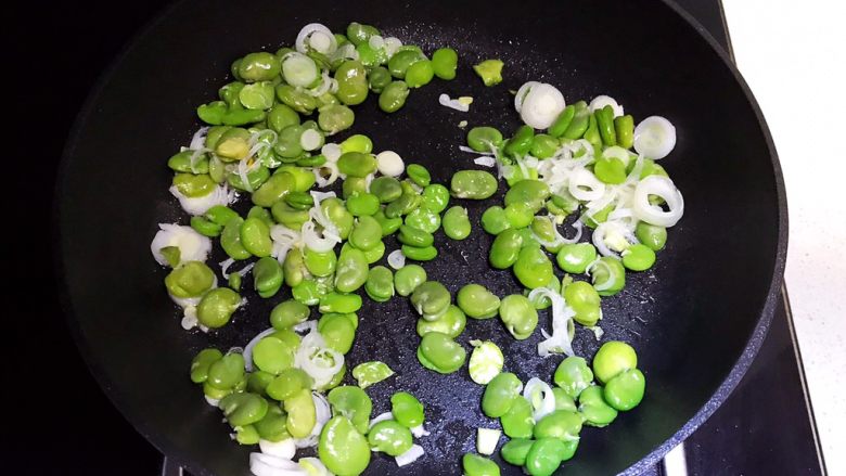 蚕豆火腿肠炒饭,加入已经剥皮的蚕豆,翻炒均匀